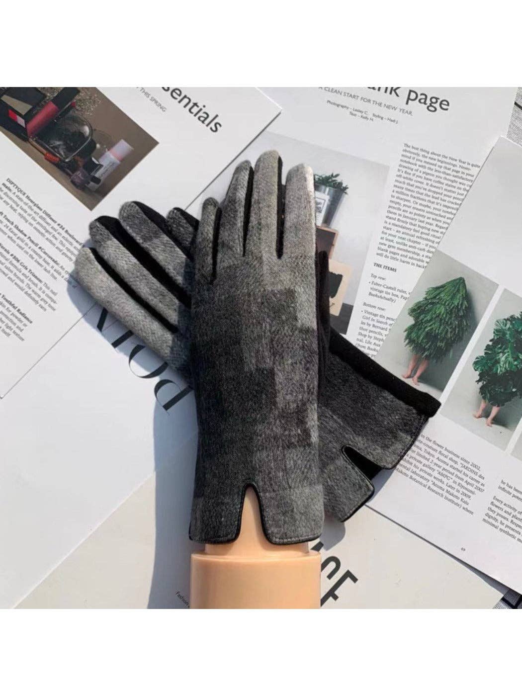 Women's Winter Touchscreen Gloves with Plaid Patterns