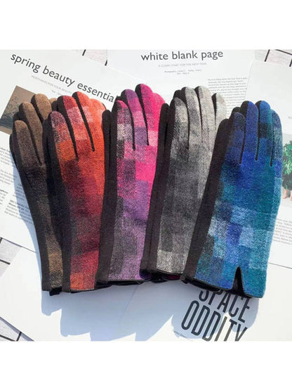 Women's Winter Touchscreen Gloves with Plaid Patterns