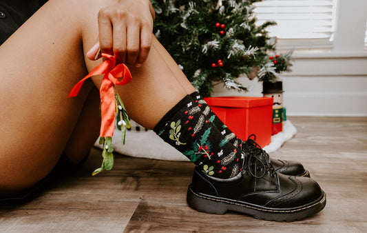 MISTLETOE AND HOLLY WOMEN'S COTTON CREW SOCKS