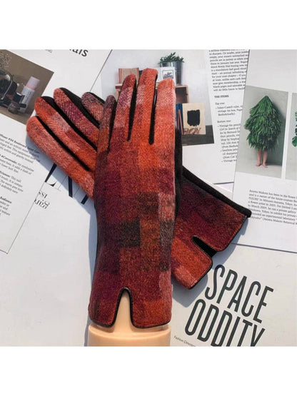 Women's Winter Touchscreen Gloves with Plaid Patterns